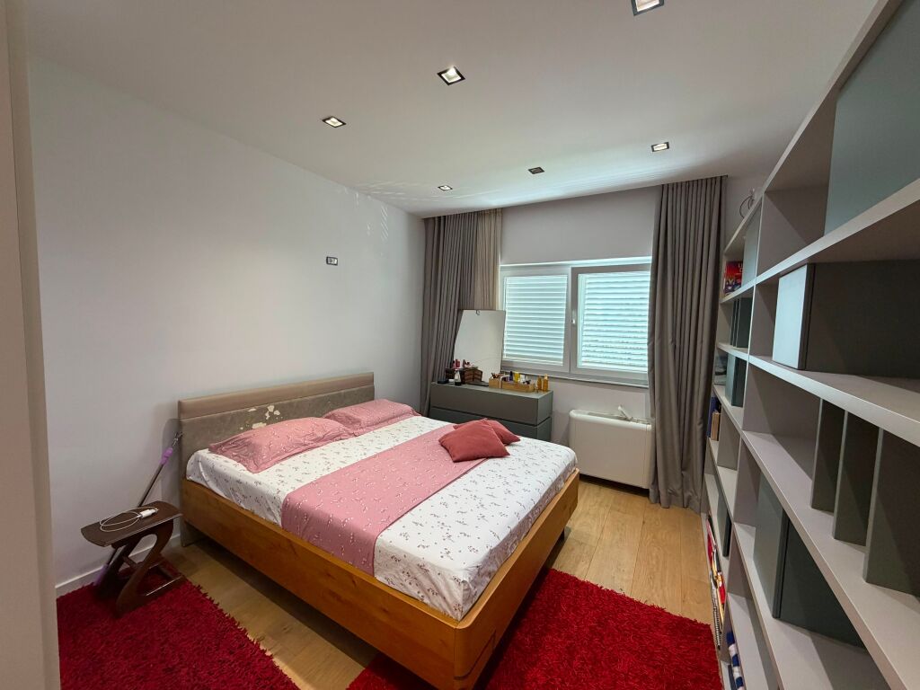 🏡 Appartamento 2+1 in Affitto  📍 Centro, vicino alla Posta 🛋️ Completamente arredato 🏢 3° piano, edificio esistente  💶 Prezzo: 1.000€/mese (trattabile)  📞 Per maggiori informazioni o per prenotare una visita, contattaci in DM o telefono.