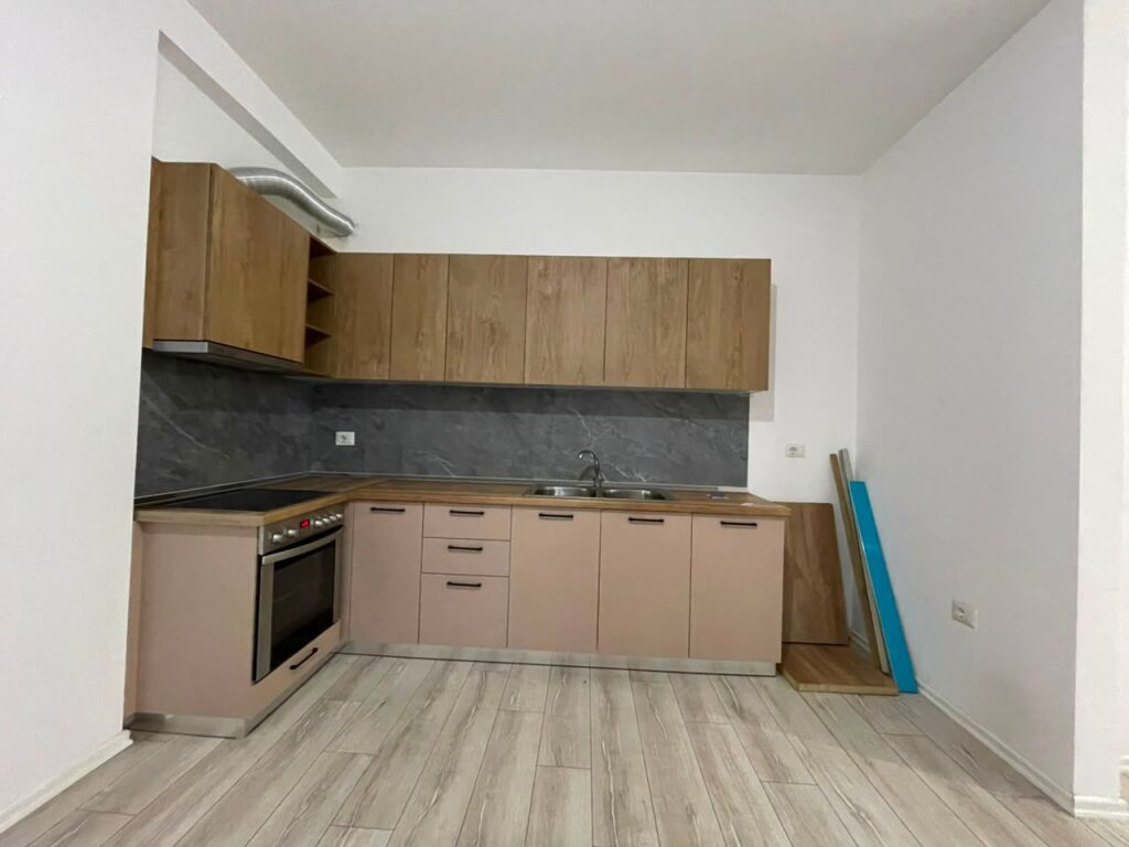 2+1 apartment for rent at the Grand Gallery Complex in Yzberisht.
