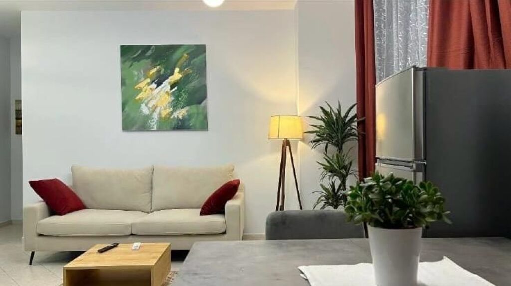 Jepet apartament 1+1 me qira tek 21 Dhjetori , prane Supermarket Joena , Rruga Muhamet Gjollesha , Rruga e Kavajes .