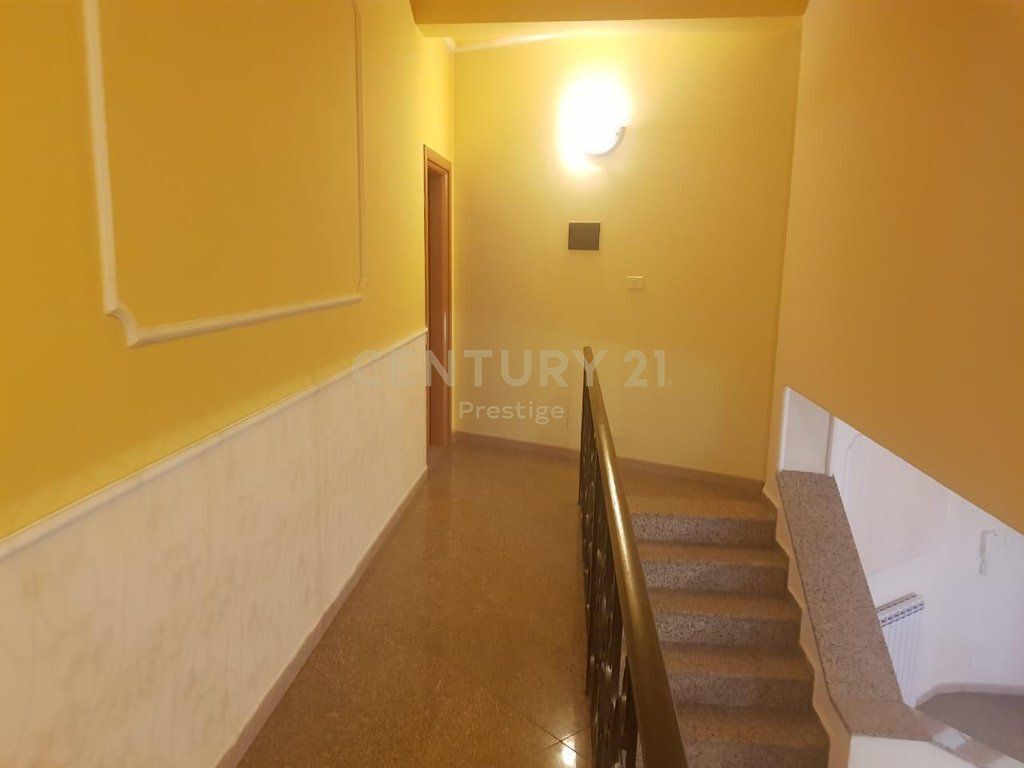 VILLA IN AFFITTO PER UFFICIO O ABITAZIONE, VICINO ALLA FACOLTÀ DI ECONOMIA, TIRANA!