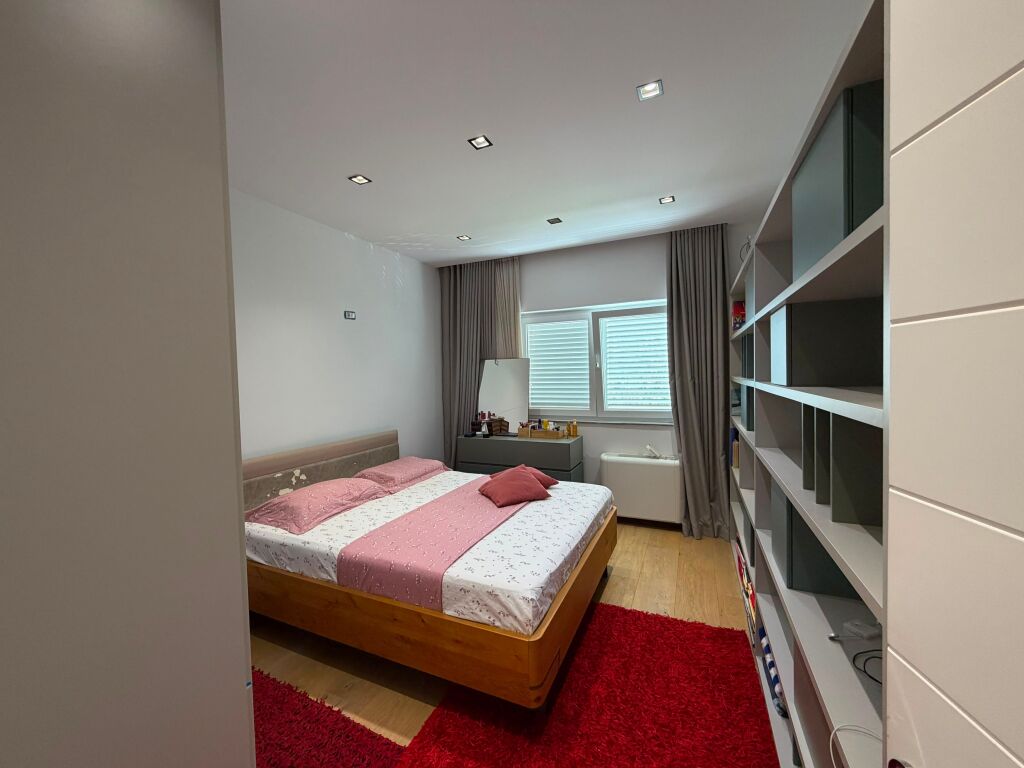 🏡 Appartamento 2+1 in Affitto  📍 Centro, vicino alla Posta 🛋️ Completamente arredato 🏢 3° piano, edificio esistente  💶 Prezzo: 1.000€/mese (trattabile)  📞 Per maggiori informazioni o per prenotare una visita, contattaci in DM o telefono.