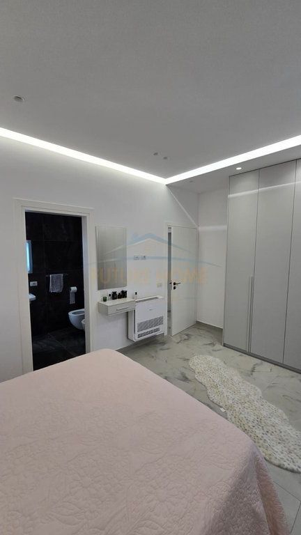 Shitet, Apartament 2+1+2 + Garazh, Sauk.
