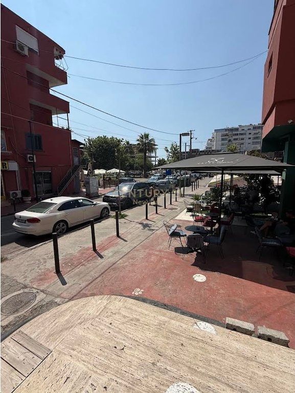 Shop for sale on the ground floor      270,000 €