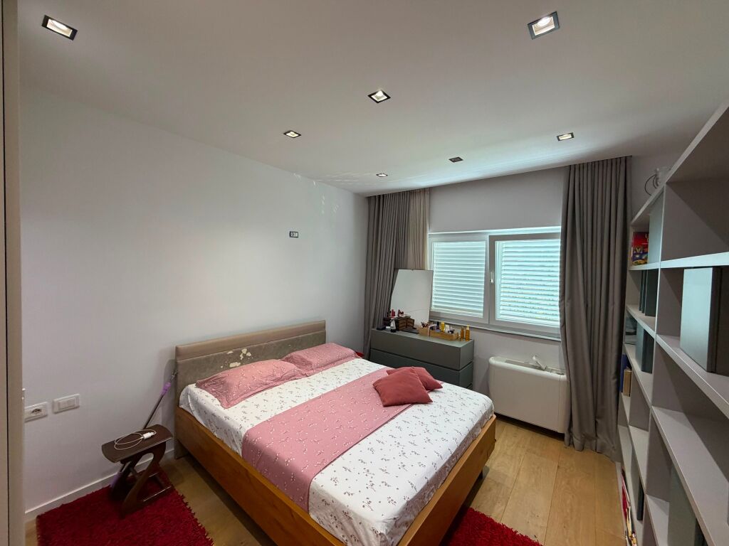 🏡 Appartamento 2+1 in Affitto  📍 Centro, vicino alla Posta 🛋️ Completamente arredato 🏢 3° piano, edificio esistente  💶 Prezzo: 1.000€/mese (trattabile)  📞 Per maggiori informazioni o per prenotare una visita, contattaci in DM o telefono.