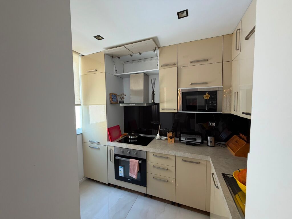 🏡 Appartamento 2+1 in Affitto  📍 Centro, vicino alla Posta 🛋️ Completamente arredato 🏢 3° piano, edificio esistente  💶 Prezzo: 1.000€/mese (trattabile)  📞 Per maggiori informazioni o per prenotare una visita, contattaci in DM o telefono.