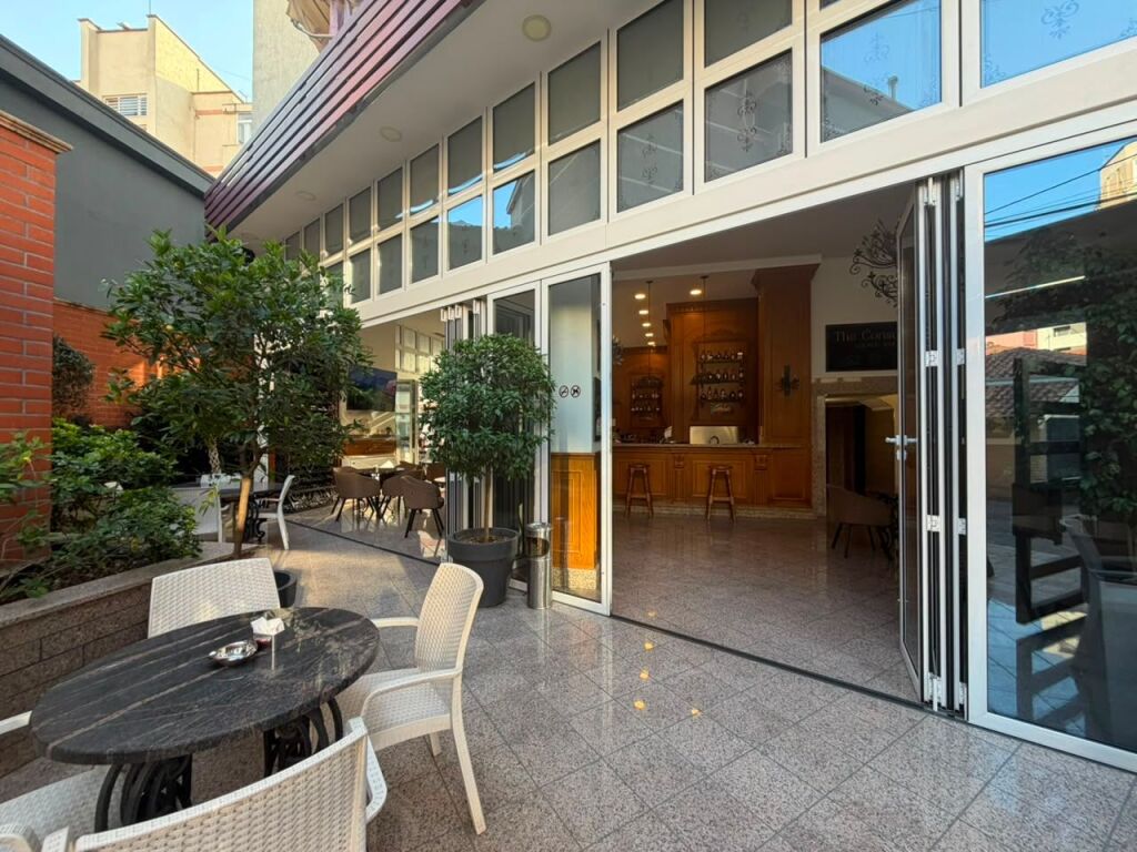 Qera, Lounge-Bar ,Blloku i Ambasadave, Tirane.
