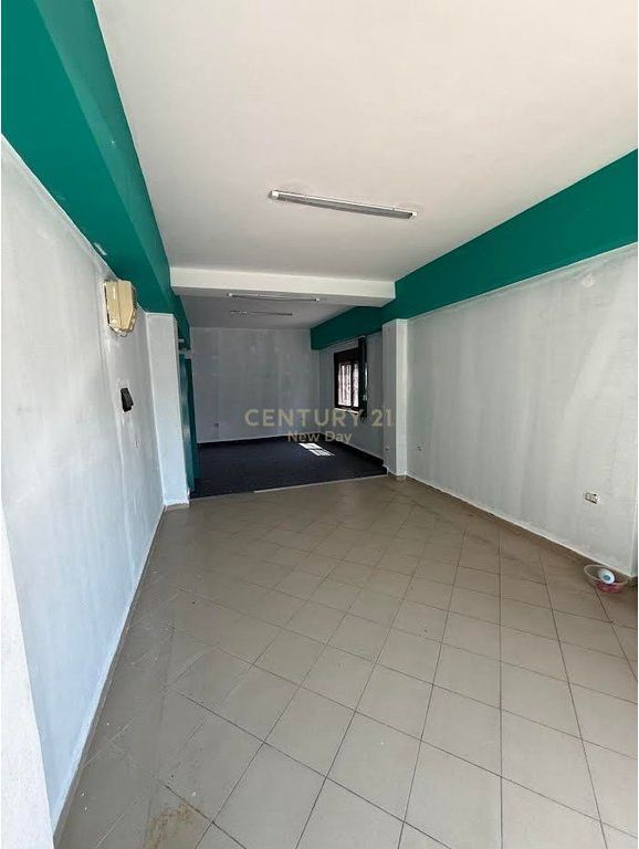 Shop for sale on the ground floor      270,000 €