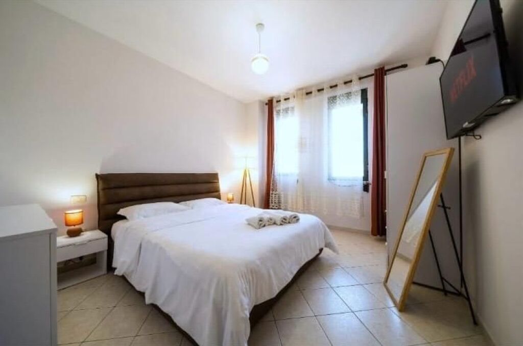 Jepet apartament 1+1 me qira tek 21 Dhjetori , prane Supermarket Joena , Rruga Muhamet Gjollesha , Rruga e Kavajes .