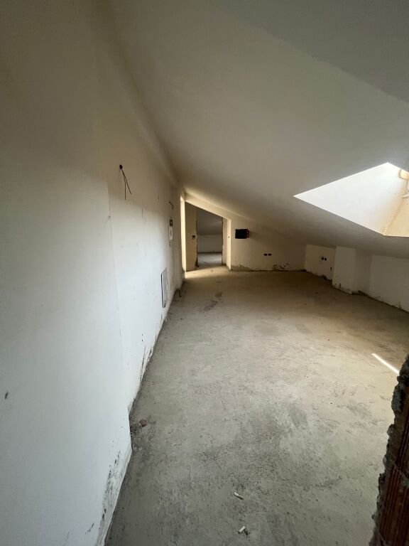 Appartamento Duplex in Vendita – Vicino al Ristorante Fresku, Tirana