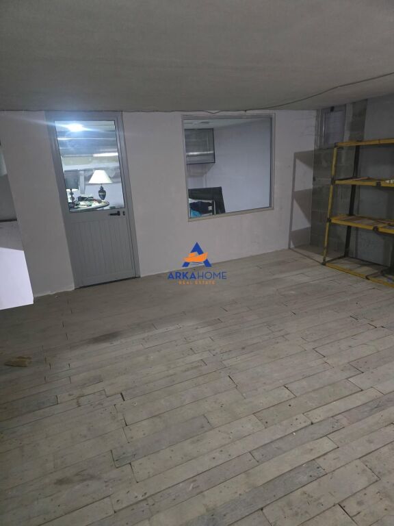 LOCALE IN AFFITTO 190M2 "LAGO ASCIUTTO" 750 EURO