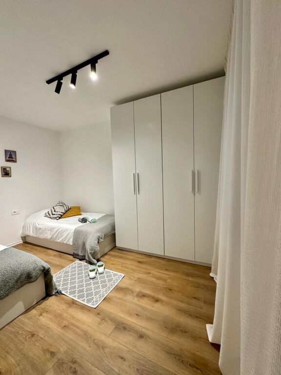 🏠Me Qera: 1+1 📍Sheshi Wilson (Prane Gjimnazit Petro Nini) - 55,000 Leke/Muaj - K.3 - SP.60m² || Me Akses te shpejte drejt Qendres dhe Bllokut🏃🏻‍♂