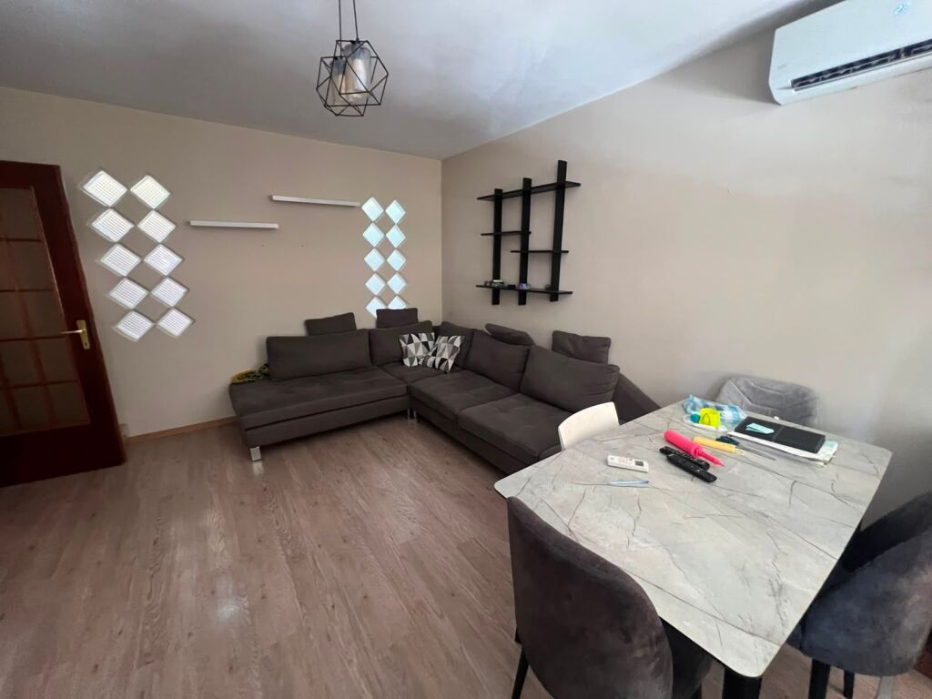 Komuna e Parisit, jepet me qera apartament 2+1 .