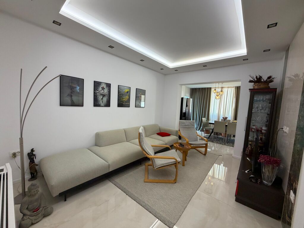 🏡 Appartamento 2+1 in Affitto  📍 Centro, vicino alla Posta 🛋️ Completamente arredato 🏢 3° piano, edificio esistente  💶 Prezzo: 1.000€/mese (trattabile)  📞 Per maggiori informazioni o per prenotare una visita, contattaci in DM o telefono.