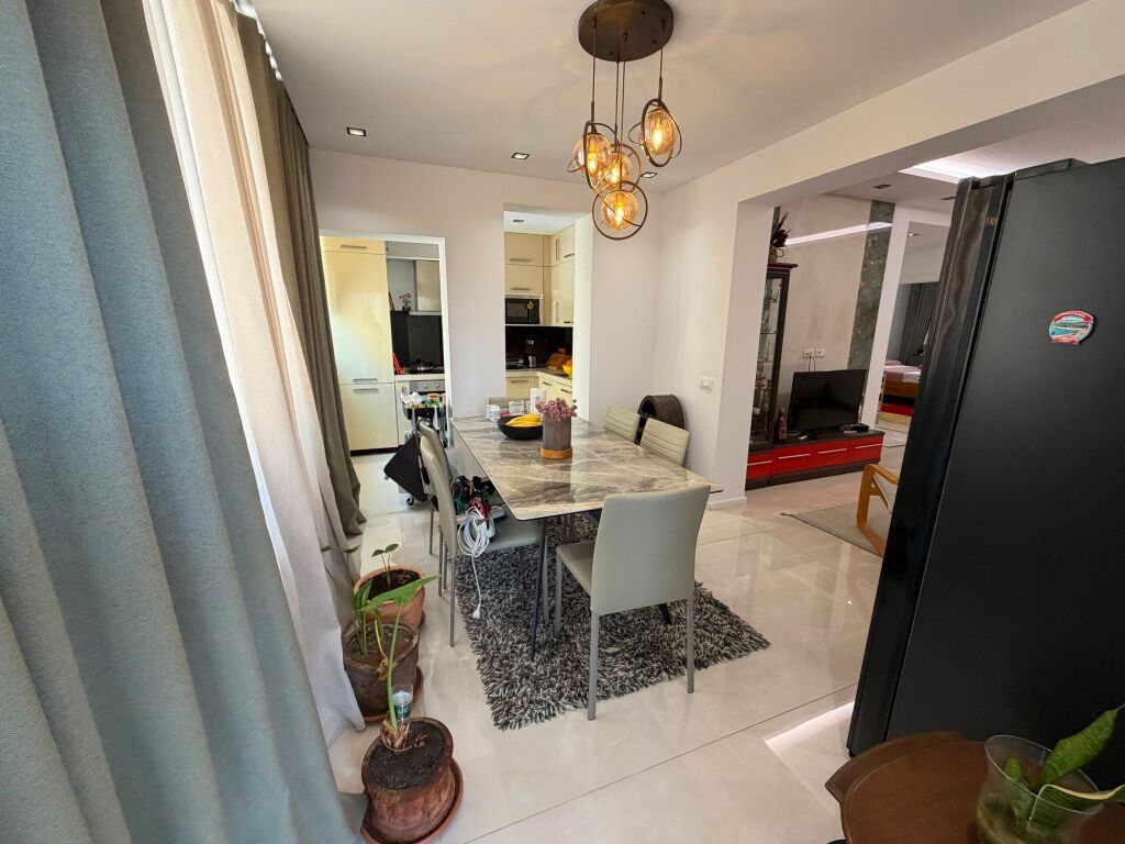 🏡 Appartamento 2+1 in Affitto  📍 Centro, vicino alla Posta 🛋️ Completamente arredato 🏢 3° piano, edificio esistente  💶 Prezzo: 1.000€/mese (trattabile)  📞 Per maggiori informazioni o per prenotare una visita, contattaci in DM o telefono.