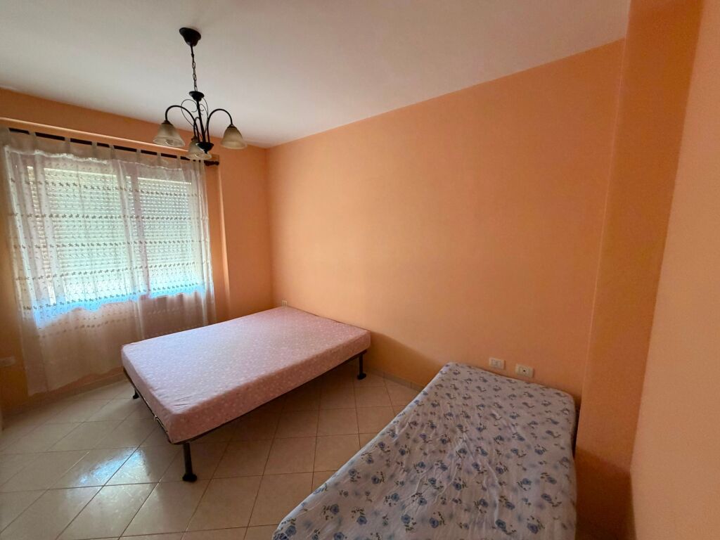Jepet me qera 2+1  Adresa : Zogu i zi  Kati 6  E mobiluar  Cmimi : 550 mij lek