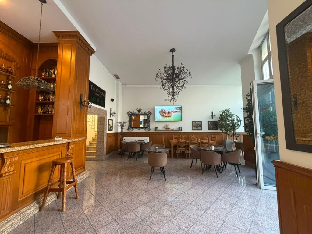 Qera, Lounge-Bar ,Blloku i Ambasadave, Tirane.