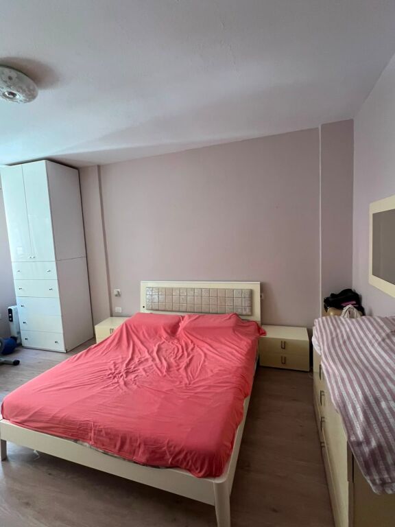 Komuna e Parisit, jepet me qera apartament 2+1 .