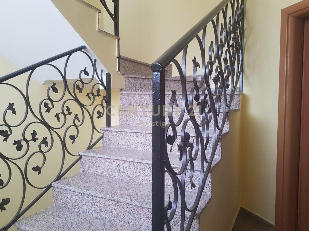 VILLA IN AFFITTO PER UFFICIO O ABITAZIONE, VICINO ALLA FACOLTÀ DI ECONOMIA, TIRANA!