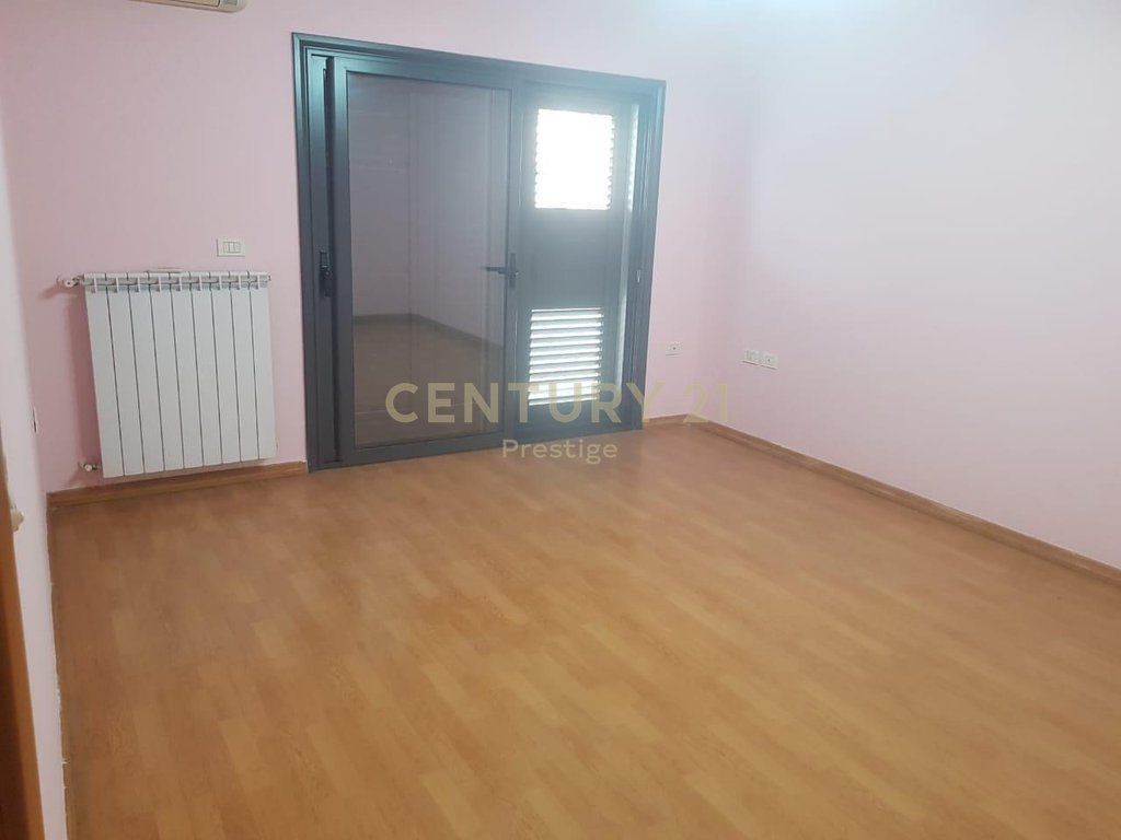 VILLA IN AFFITTO PER UFFICIO O ABITAZIONE, VICINO ALLA FACOLTÀ DI ECONOMIA, TIRANA!