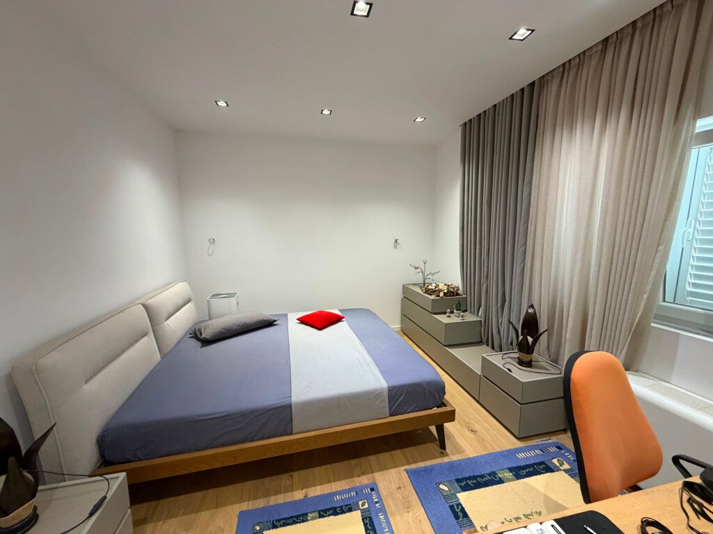 🏡 Appartamento 2+1 in Affitto  📍 Centro, vicino alla Posta 🛋️ Completamente arredato 🏢 3° piano, edificio esistente  💶 Prezzo: 1.000€/mese (trattabile)  📞 Per maggiori informazioni o per prenotare una visita, contattaci in DM o telefono.