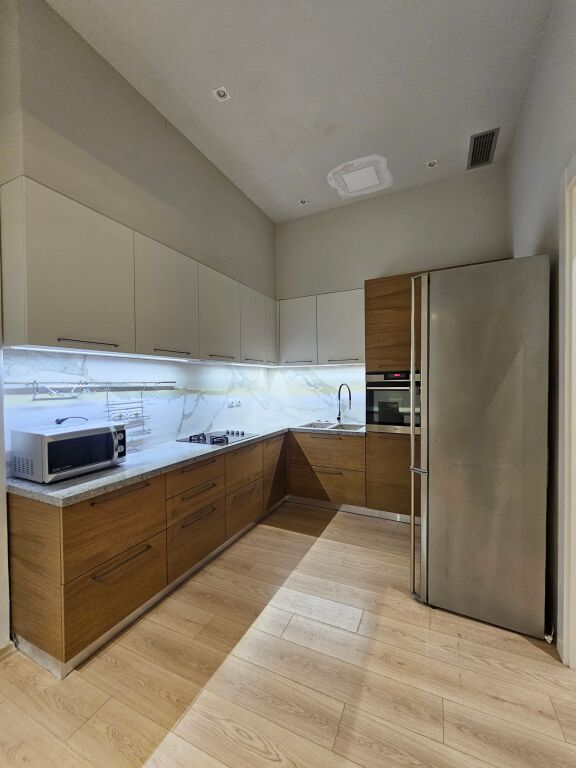 LIQENI THATË Shitet Apartament 3+1+ 2 wc në Rrugën Peti, Tiranë sip. 140 m