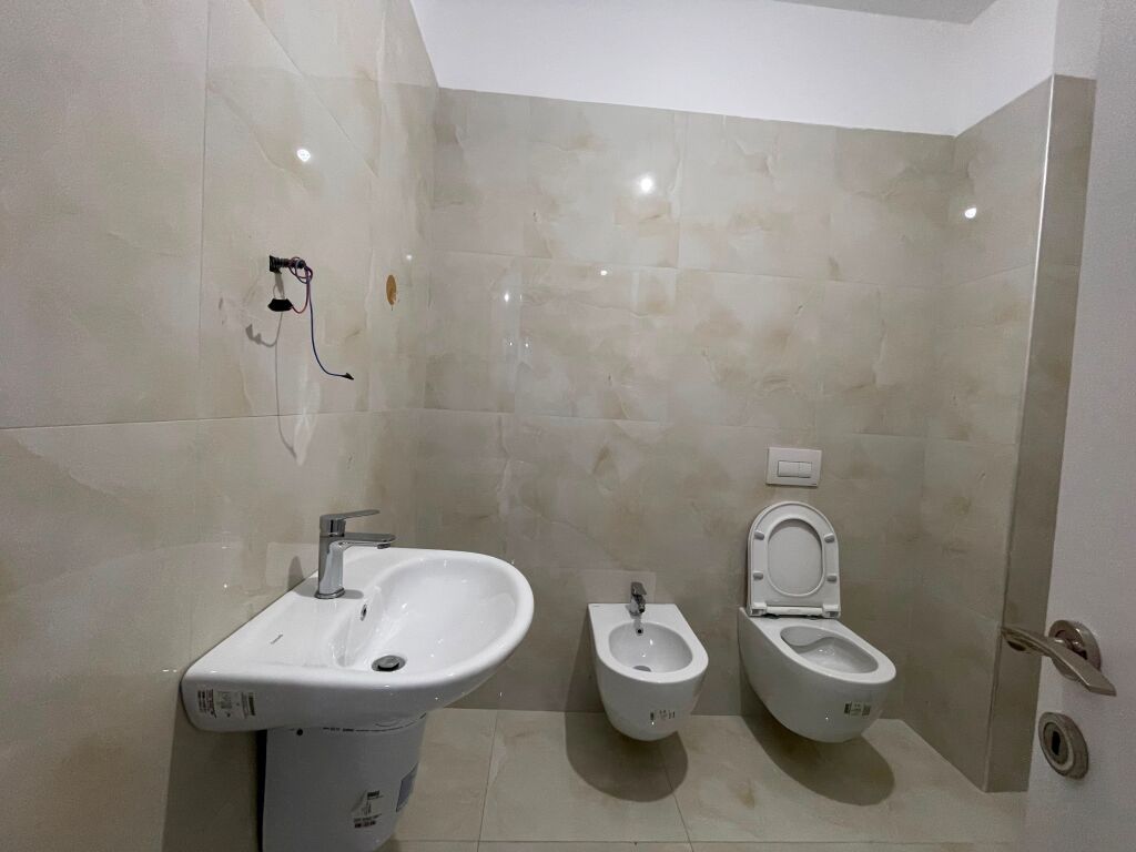 2+1 apartment for rent at the Grand Gallery Complex in Yzberisht.