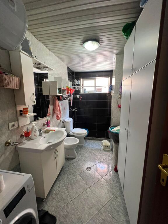 Komuna e Parisit, jepet me qera apartament 2+1 .