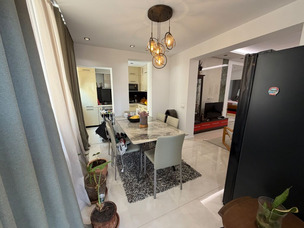 🏡 Appartamento 2+1 in Affitto  📍 Centro, vicino alla Posta 🛋️ Completamente arredato 🏢 3° piano, edificio esistente  💶 Prezzo: 1.000€/mese (trattabile)  📞 Per maggiori informazioni o per prenotare una visita, contattaci in DM o telefono.