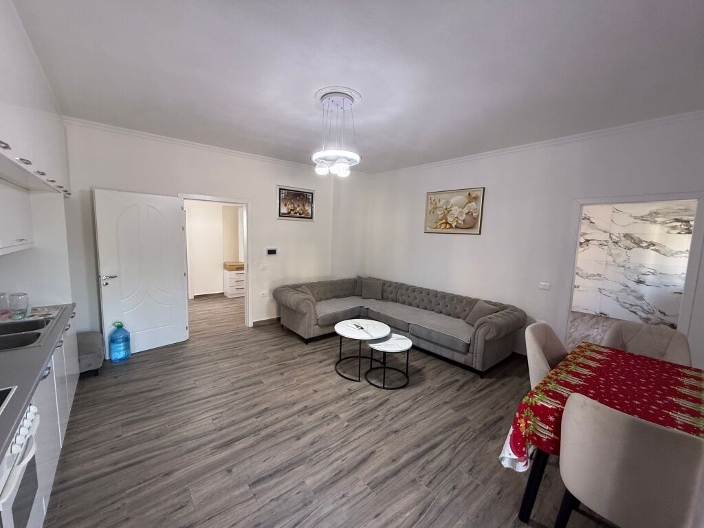 Affitto parte di una villa 2+1 vicino a Casa Italia presso i palazzi gialli 40000 lek