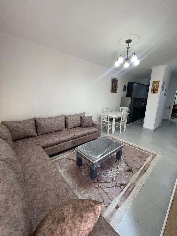 APPARTAMENTO IN AFFITTO - VIA 5 MAJI, DI FRONTE ALLA SCUOLA ARDIAN KLOSI,  IN AFFITTO INGRESSO 2+1+2  SUP. 100M².  * PIANO 1 * INGRESSO COMPLETAMENTE ARREDATO E COMPLETATO CON TUTTI GLI ELETTRODOMESTICI. * CON 2 BAGNI OGNUNO. * BALCONE.  PREZZO 60.000 LEKE TRATTABILE.