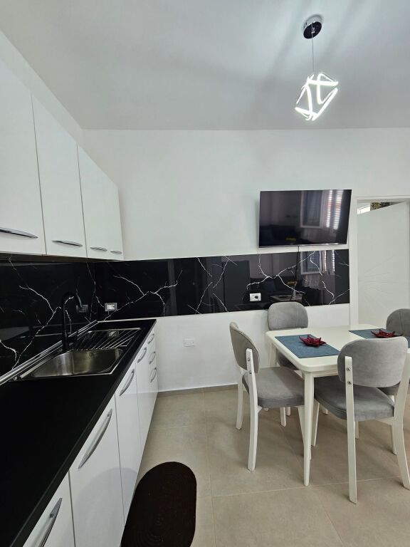 JORDAN MISJA Affittasi appartamento 1+1 casa privata. Situato in una zona tranquilla con facile accesso alle strade principali di Tirana. L'appartamento si trova al secondo piano di una casa privata ed è completamente arredato con tutto nuovo