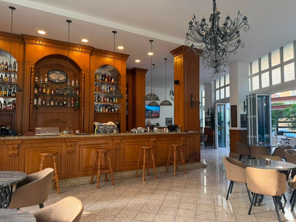 Qera, Lounge-Bar ,Blloku i Ambasadave, Tirane.