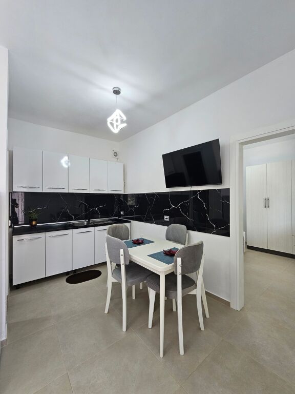 JORDAN MISJA Affittasi appartamento 1+1 casa privata. Situato in una zona tranquilla con facile accesso alle strade principali di Tirana. L'appartamento si trova al secondo piano di una casa privata ed è completamente arredato con tutto nuovo