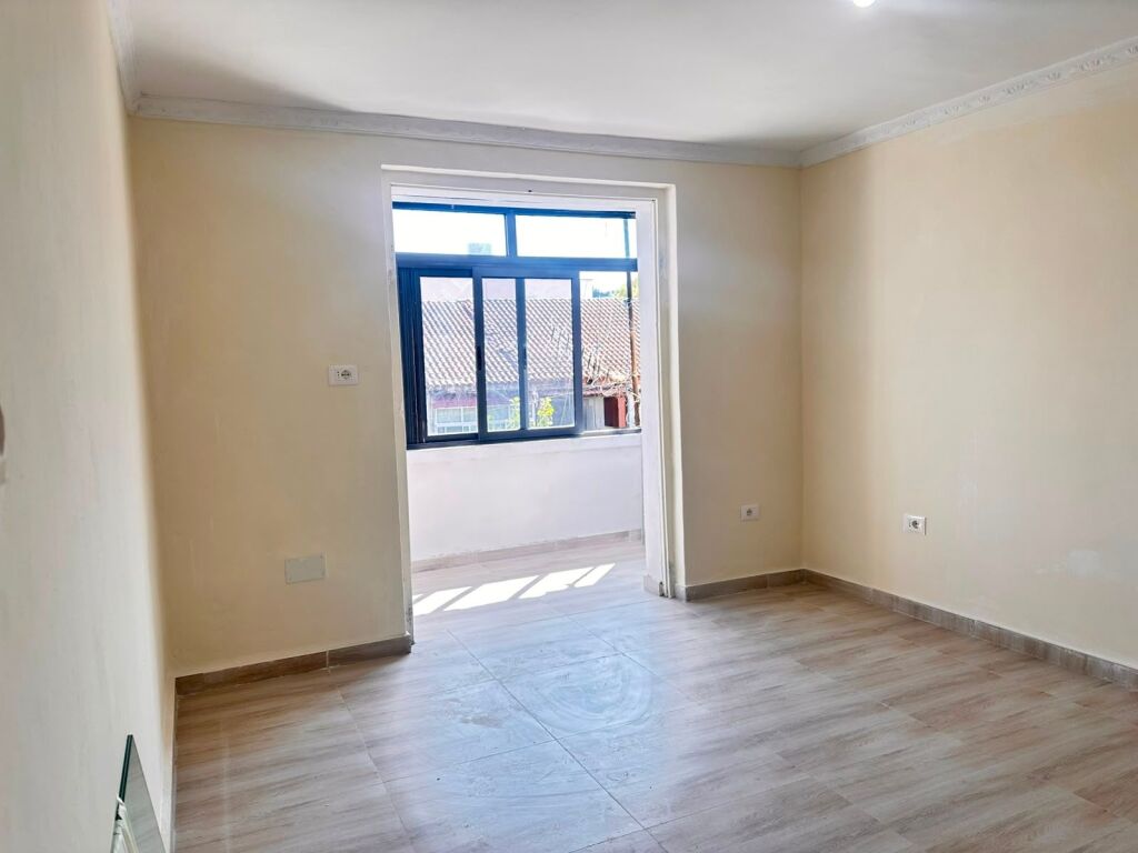 🏡 *Apartament 1+1 për Shitje 📍 Kombinat*
