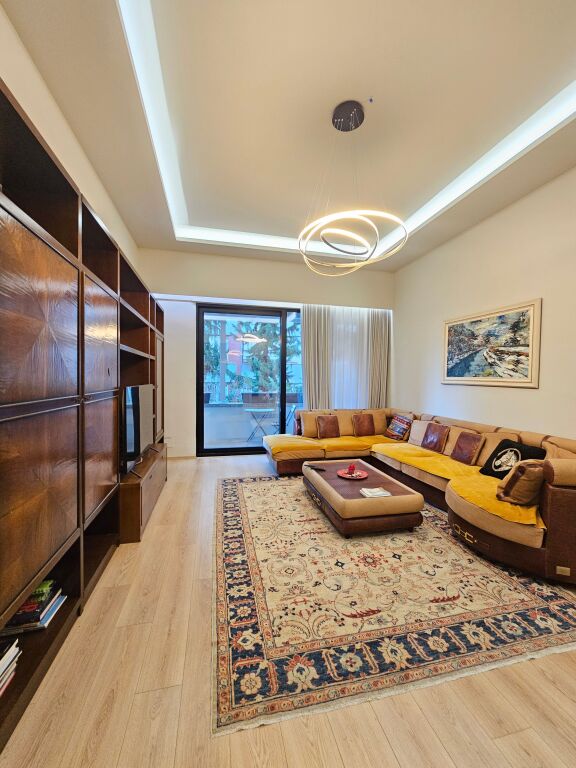 LIQENI THATË Shitet Apartament 3+1+ 2 wc në Rrugën Peti, Tiranë sip. 140 m