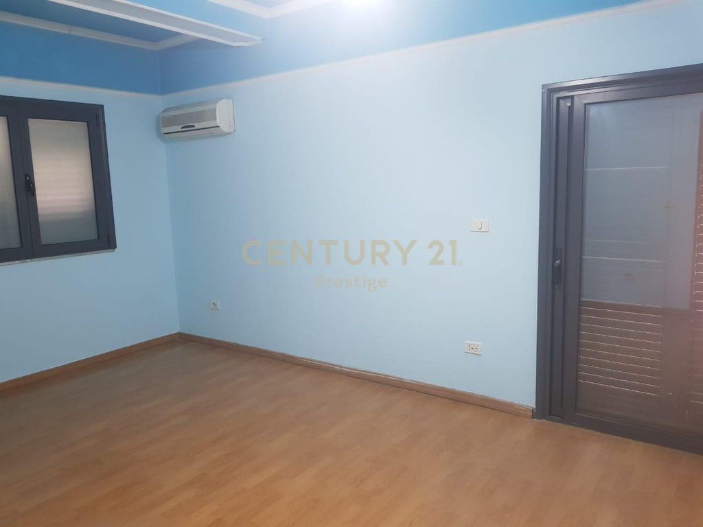VILLA IN AFFITTO PER UFFICIO O ABITAZIONE, VICINO ALLA FACOLTÀ DI ECONOMIA, TIRANA!