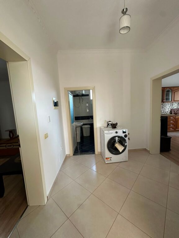 🏠 Sauk prane Furre Buke Osma jepet me qera, ne katin e 1-re te nje vile apartament 2+1,i mobiluar.