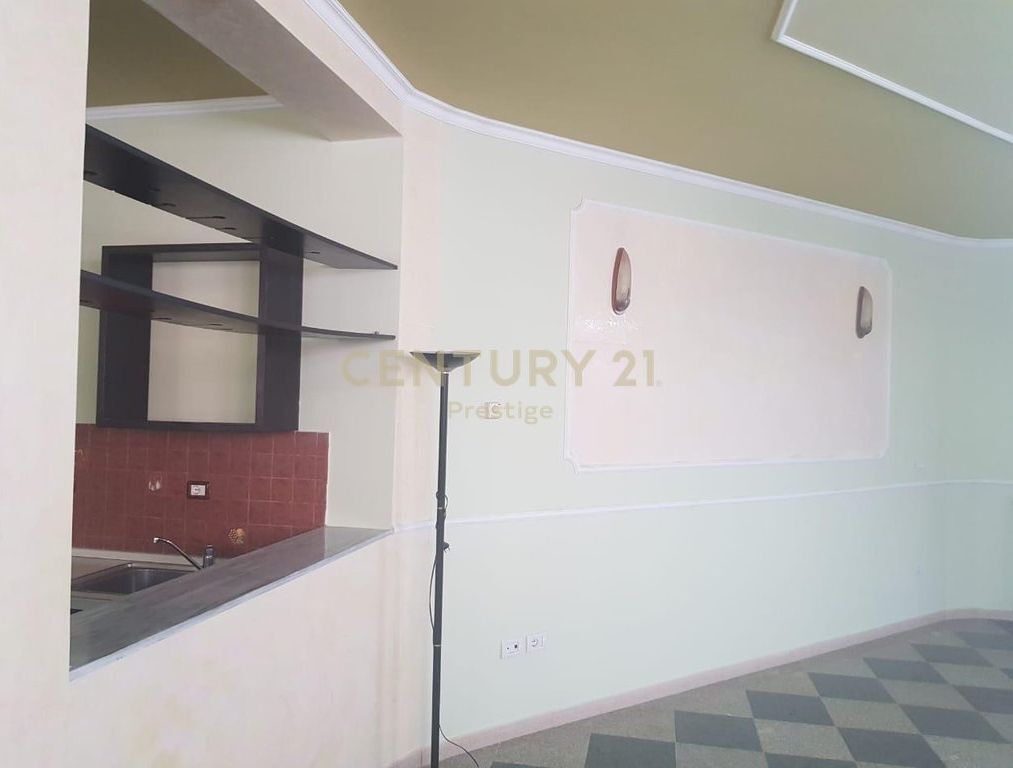 VILLA IN AFFITTO PER UFFICIO O ABITAZIONE, VICINO ALLA FACOLTÀ DI ECONOMIA, TIRANA!