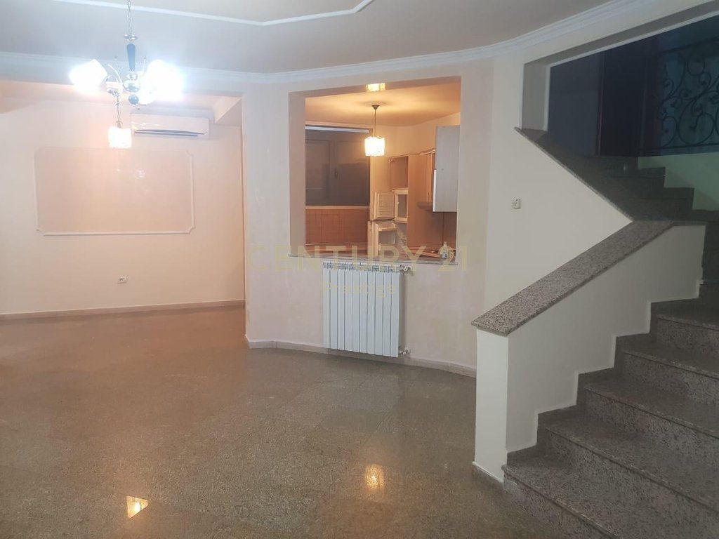 VILLA IN AFFITTO PER UFFICIO O ABITAZIONE, VICINO ALLA FACOLTÀ DI ECONOMIA, TIRANA!