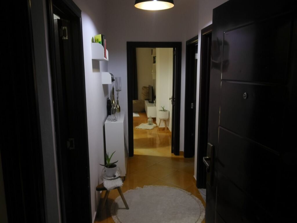 🏡 Shitet Apartament 1+1 ( i konvertuar )+ Post Parkimi  📍 Astir, pranë Bar Artistit  . 💳 Pranohet edhe blerje me kredi bankare.  💰 Çmimi: 13.500.000 lekë (135 milionë lekë të vjetra).