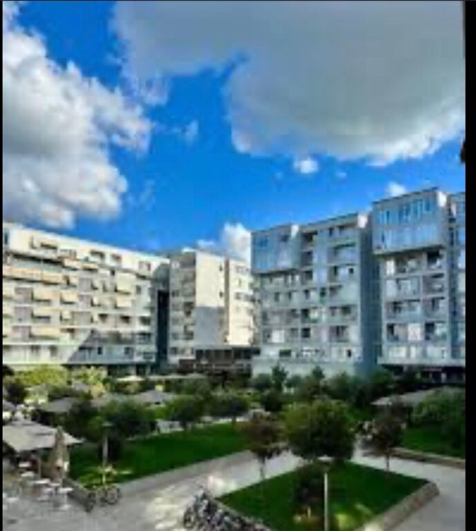 Apartment 2+1+2 at Komuna e Parisit