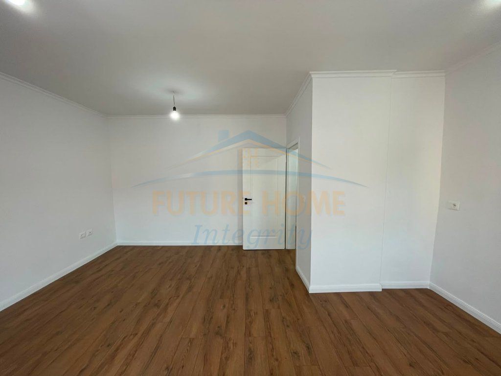 Shitet apartament 1+1 te Shkolla e Kuqe AL72087