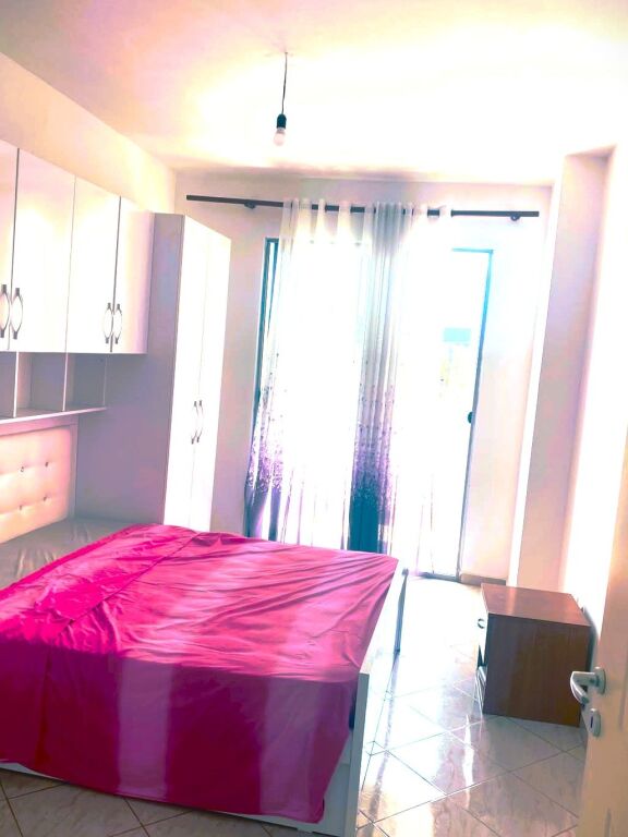 Shitet Apartament 2+1 te Pallatet Çabej, Misto Mame – Tiranë