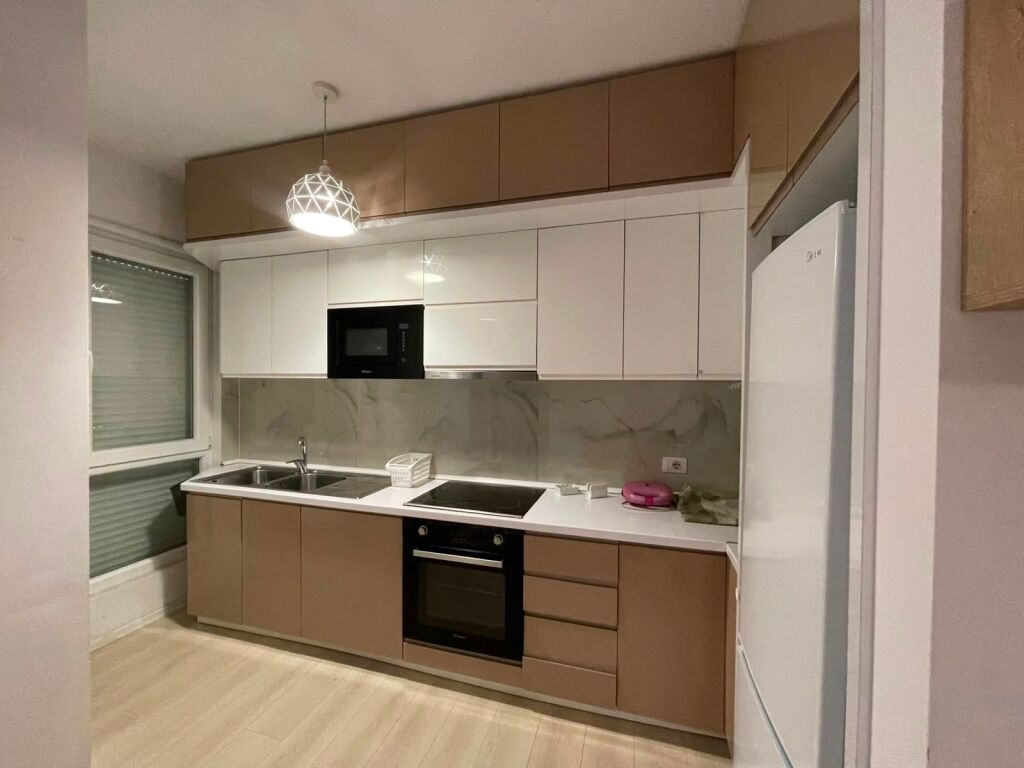 Appartamento 2+1 in affitto  📍 Zona: Via 5 Maji, Tirana 🏢 6° piano, palazzo con ascensore 💰 Prezzo: 60.000 lek/mese  L'appartamento è adatto per famiglie o coppie. Per maggiori informazioni o per organizzare una visita, si prega di contattare.