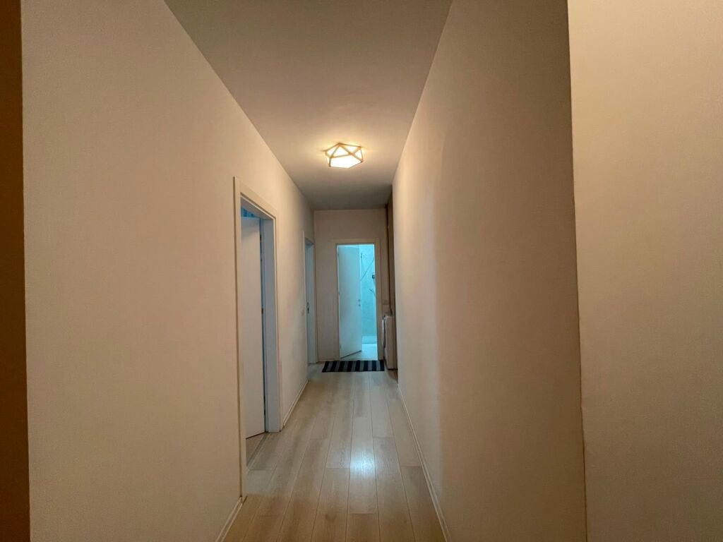 Appartamento 2+1 in affitto  📍 Zona: Via 5 Maji, Tirana 🏢 6° piano, palazzo con ascensore 💰 Prezzo: 60.000 lek/mese  L'appartamento è adatto per famiglie o coppie. Per maggiori informazioni o per organizzare una visita, si prega di contattare.