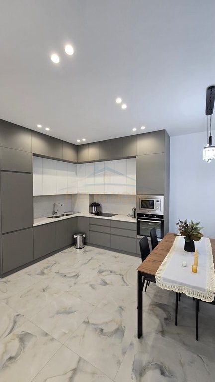 Shitet, Apartament 2+1+2 + Garazh, Sauk