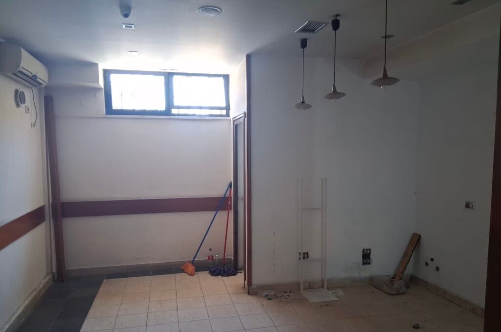 Locale commerciale 100m2 in affitto Laprake strada principale