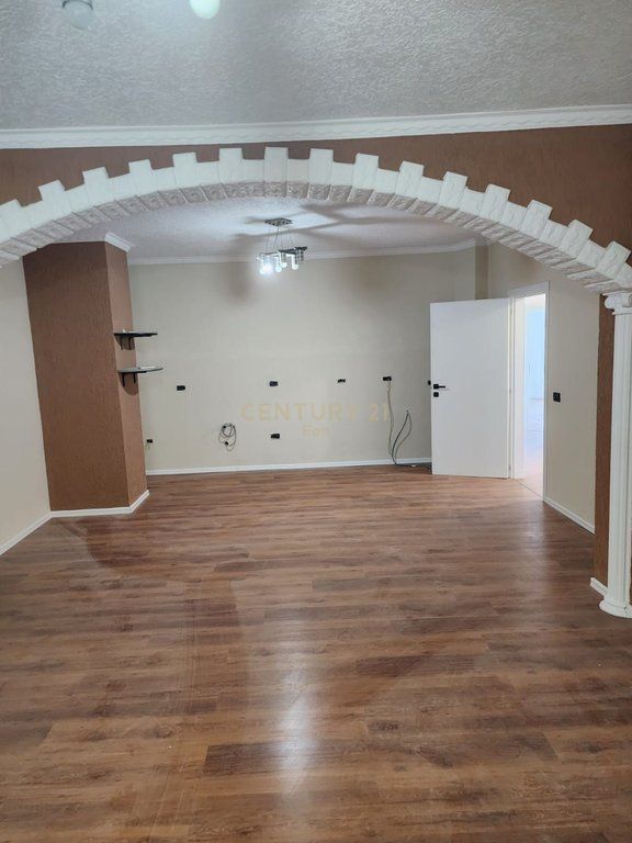Shitet Apartament 3+1+2+3 me pamje nga Porti, tek Rruga e re e Portit, Durres !   340,000 €