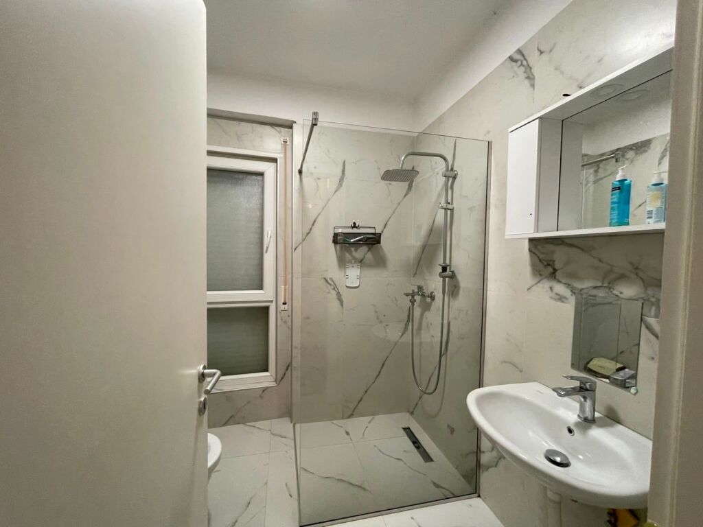Appartamento 2+1 in affitto  📍 Zona: Via 5 Maji, Tirana 🏢 6° piano, palazzo con ascensore 💰 Prezzo: 60.000 lek/mese  L'appartamento è adatto per famiglie o coppie. Per maggiori informazioni o per organizzare una visita, si prega di contattare.