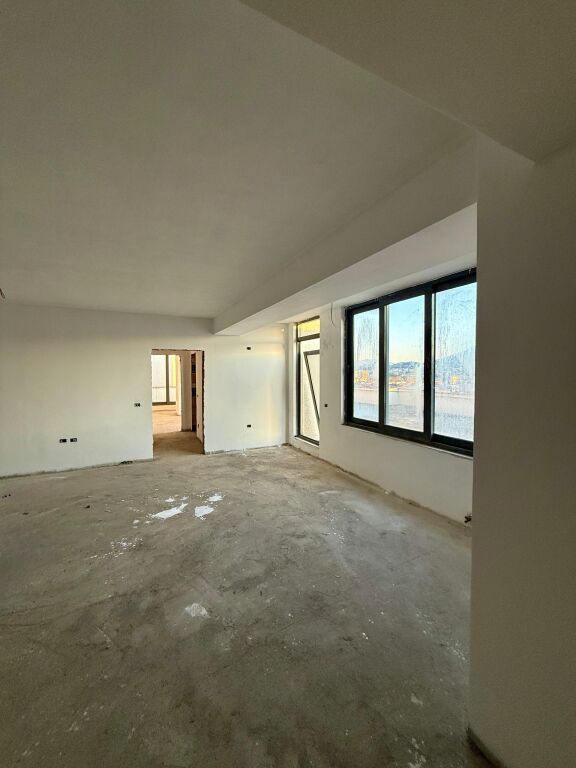 Shitet penthouse ne Yzberisht
